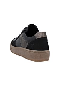 Schwarzer Sneaker mit strukturiertem Obermaterial, Wildleder- und Lederstoffen, grauen Akzenten, einer runden Zehenpartie und einer Gummisohle mit erhobenem Muster.