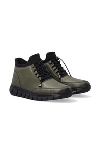 Oliwkowe skórzane sneakersy z czarnym elastycznym kołnierzem, okrągłym noskiem, sznurowanym zapięciem i fakturowaną czarną gumową podeszwą z rowkami.