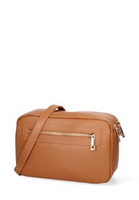 Borsa a tracolla in pelle color tan con finitura texturizzata, forma rettangolare, un comparto principale con zip e una tasca frontale con zip e dettagli in oro.
