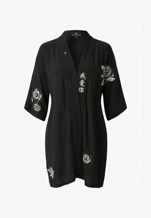 Vestaglia nera in stile kimono con ricami floreali bianchi sulle maniche e sull'orlo, con caratteri cinesi stampati sulla parte anteriore.