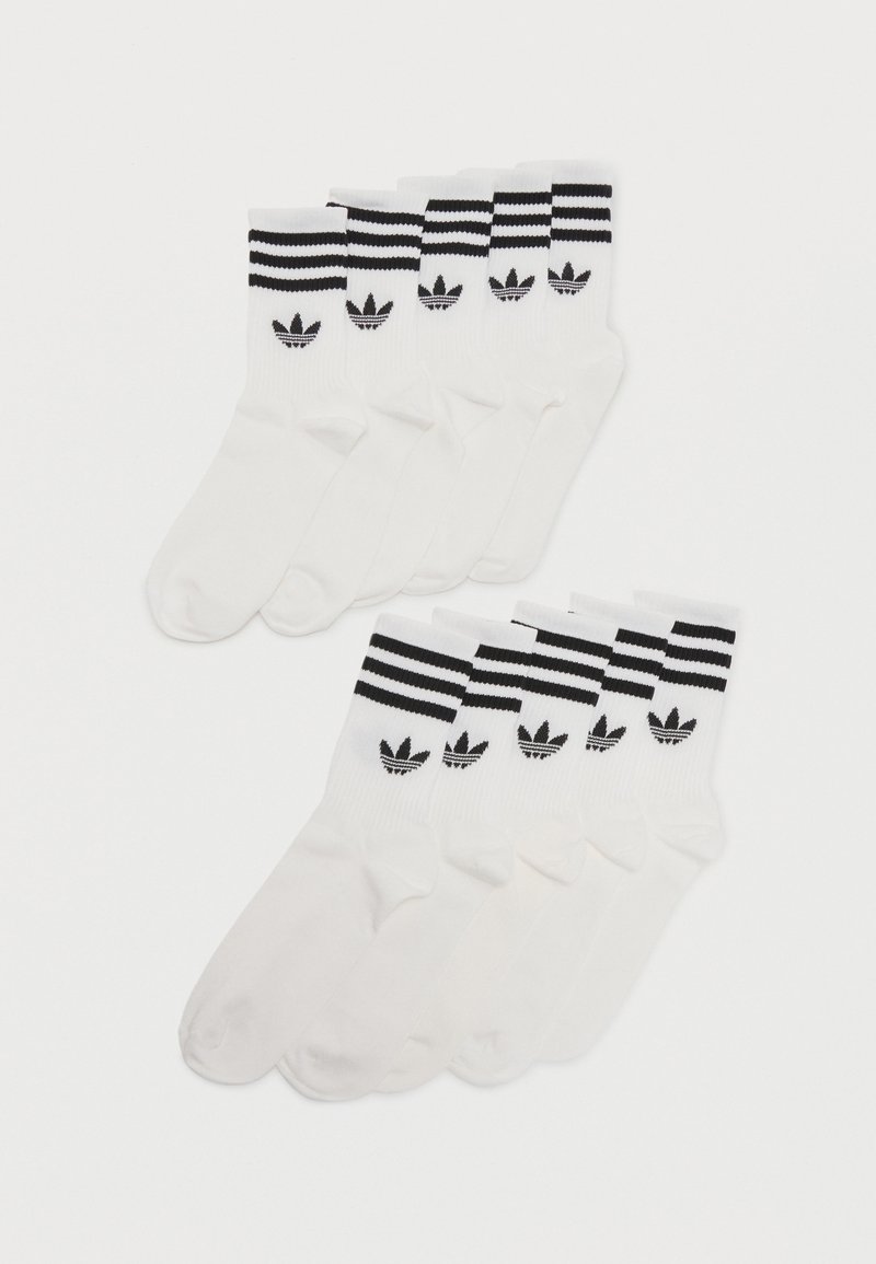 Δέκα λευκές κάλτσες για το πλήρωμα με μαύρο λογότυπο τριφυλλιού Adidas και δύο μαύρες ρίγες στο πάνω μέρος, τοποθετημένες σε δύο επικαλυπτόμενες σειρές.