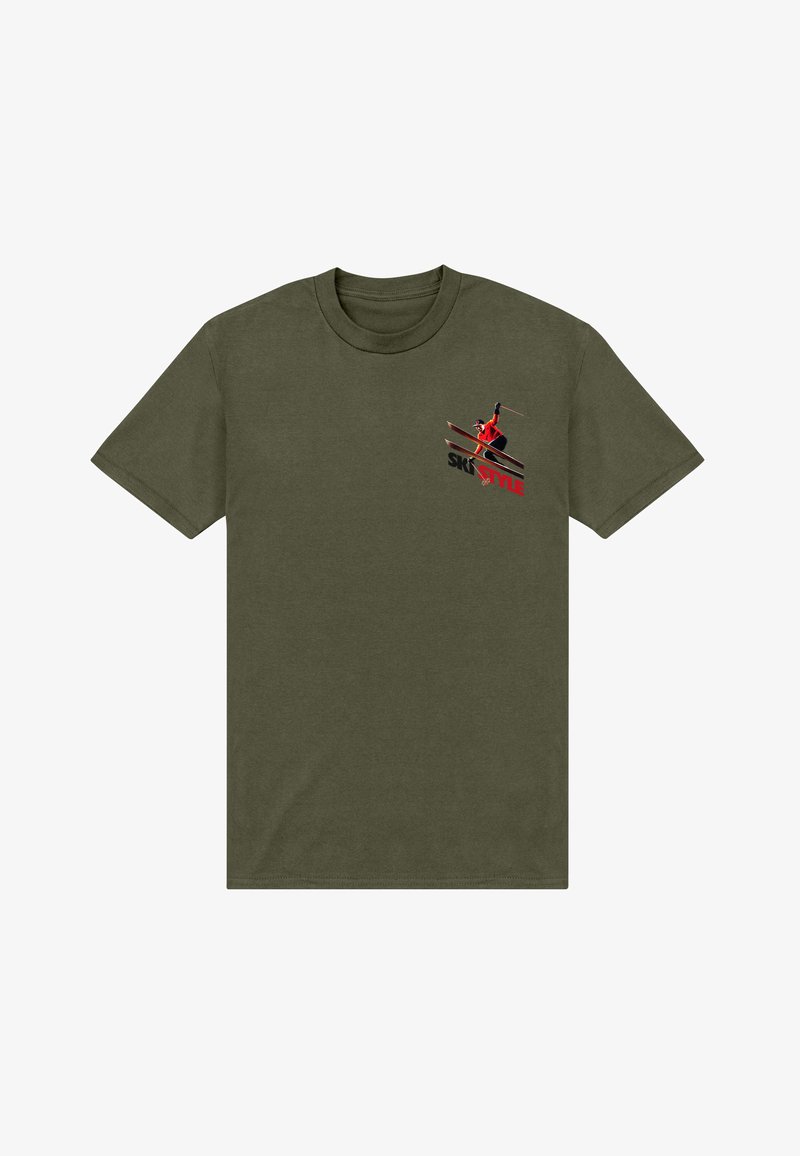T-shirt vert olive avec un graphisme d'un skieur en veste rouge en plein saut et le texte « SKI STYLE » sur la poitrine.