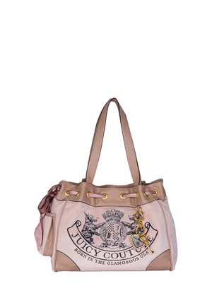 Borsa in pelle rosa con accessori in oro, dotata di chiusura con coulisse, stampa del logo e un portachiavi decorativo. Tasca laterale con dettaglio in nastro.