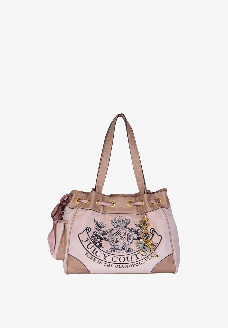 Rosa Lederhandtasche mit goldfarbenen Beschlägen, ausgestattet mit einem Kordelzugverschluss, Logodruck und einem dekorativen Schlüsselanhänger. Seitentasche mit Banddetails.