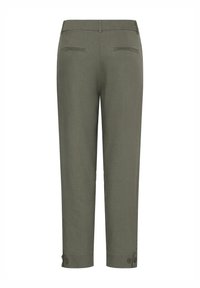 Pantalon court vert olive avec poches passepoilées à l'arrière et poignets boutonnés à chaque jambe.