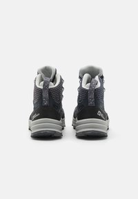 Dunkelblaue Wanderschuhe mit grauen Akzenten, Mesh-Obermaterial, gepolstertem Kragen und texturiertem Gummisohle. Verfügt über ein reflektierendes Muster an der Ferse.