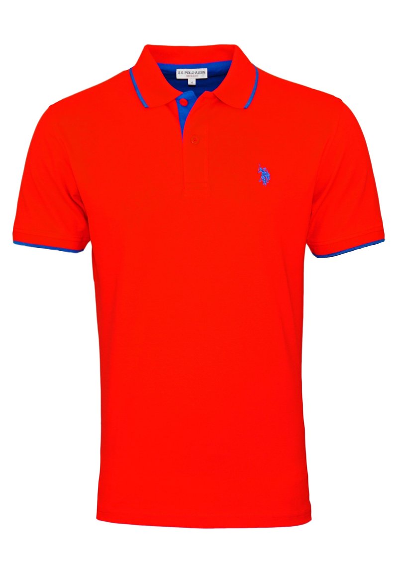 Polo rouge avec un col et des poignets bleus, arborant un petit logo bleu sur la poitrine et une patte de boutonnage à deux boutons. Matériau en coton.