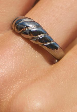 Metallring mit einem gedrehten, spiralförmigen Design in Silber- und Dunkelblau-Tönen, ausgestattet mit polierten Oberflächen und subtilen Rillen.