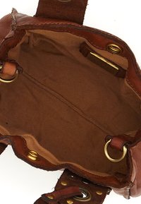 Interno di una borsa in pelle marrone con accenti in metallo dorato, pareti texturizzate e foderato in tessuto beige. Presenta occhielli e una tracolla sicura.