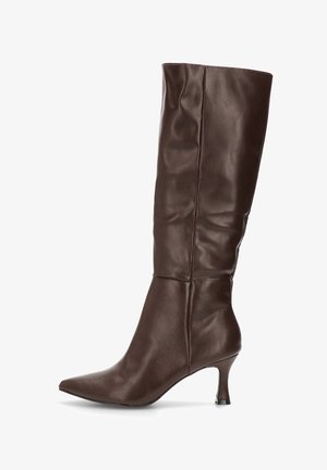 Bota de cuero marrón hasta la rodilla con punta afilada, tacón delgado y textura suave, que presenta un eje ajustado y un detalle mínimo.