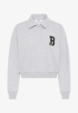 Polo sweatshirt scurt gri, realizat dintr-un material moale, având guler cu rever, închidere cu nasturi și logo-ul brodat "B BALL" în negru.