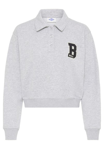 Skraćeni sivi polo dukserica napravljena od mekog materijala, s tkanim ovratnikom, kopčanjem na dugmad i izvezenim "B BALL" logotipom u crnoj boji.