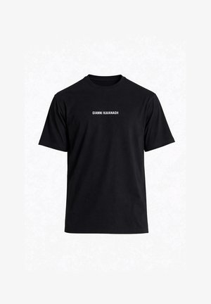 T-shirt nera a maniche corte con scollo rotondo, con testo bianco "GIANNI KAVANAGH" al centro del petto.