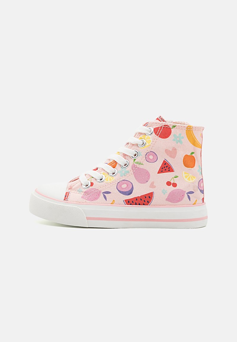Zapatillas altas de lona rosa con un patrón de frutas. Punta y suela de goma blanca con detalles en rosa. Diseño de cordones con seis ojales.