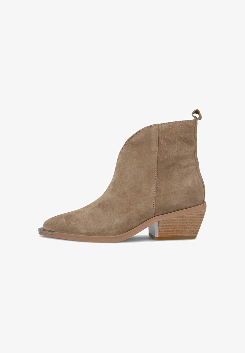 Bottines en suède marron avec un bout pointu et un talon carré empilé. Comprend une boucle à l'arrière pour un enfilage facile.