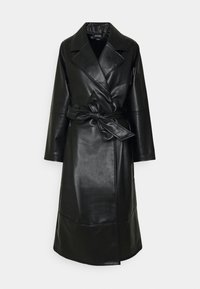 Trench-coat en cuir noir avec design portefeuille, col oversized, taille ceinturée et manches longues, présentant une texture lisse et des détails minimalistes.