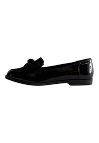 Ballerine in pelle verniciata nera con punta arrotondata, caratterizzate da un bow in tessuto sulla parte anteriore e un tacco basso e piatto.