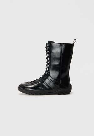 Fűzős csizmák - black