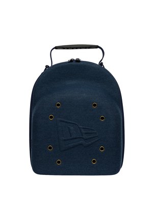 Mochila azul marino con parte superior redondeada, asa negra, ocho ojales de latón en círculo y logotipo de bandera en relieve en el panel frontal.