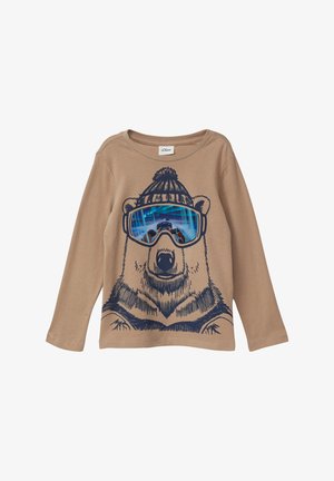 Chemise à manches longues couleur beige avec un motif d'ours bleu portant des lunettes de ski et un bonnet tricoté, conçue avec un travail de ligne détaillé.