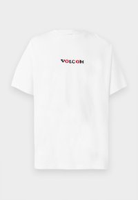 T-shirt blanc à manches courtes en coton, avec un logo "VOLCOM" central en noir et rouge. Col rond simple avec une coupe décontractée.