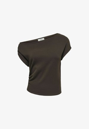 Haut à manches courtes marron foncé avec encolure asymétrique dénudant une épaule et léger effet froncé sur un côté, présenté sur fond uni.
