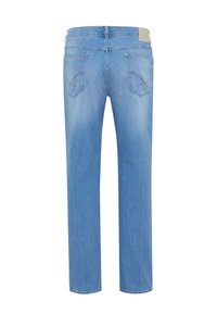 Rückansicht einer hellblauen Jeans mit zwei Gesäßtaschen und einem beigen Markenetikett auf dem Bund.