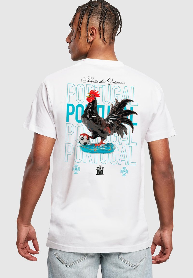 Balts T-krekls ar lielu krāsainu gaili, futbola bumbu un tekstu "Portugāle" zilā krāsā. Vienkārša apaļa kakla izgriezuma un īsas piedurknes.