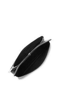 Portafoglio a busta in pelle nera con esterno liscio, chiusura a zip e interno foderato in tessuto morbido. Presenta slot per carte e un design minimalista.