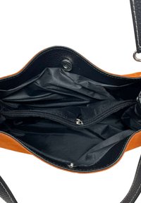 Borsa a tracolla in pelle marrone e nera con interno in tessuto nero, dotata di una tasca centrale con zip e chiusura a pressione magnetica.