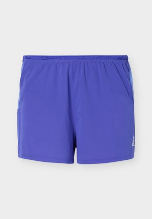 Pantalones cortos deportivos morados con cintura elástica y pequeño logo blanco en el lado inferior derecho, mostrados sobre un fondo liso.