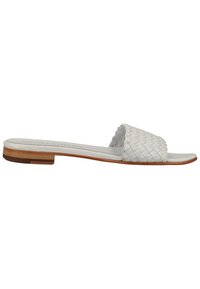 Sandale slide en cuir blanc avec une large bride tissée, semelle en bois plate et petit talon, conçue pour un usage décontracté.