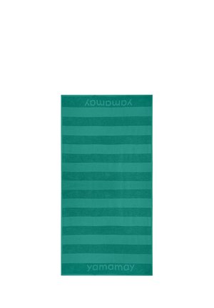 Serviette rayée verte avec des bandes horizontales vert clair et vert foncé alternées et le mot "yamamay" près des deux bords les plus courts.