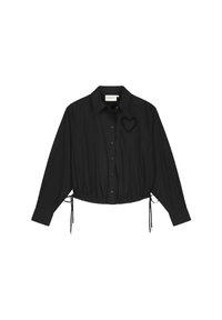 Zwarte cropped button-up shirt gemaakt van gladde stof, met een trekkoord onderaan en een hartvormige borduurdetail op de borst.