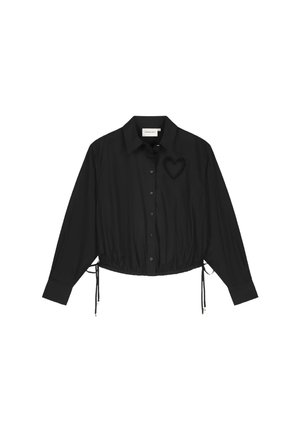 Zwarte cropped button-up shirt gemaakt van gladde stof, met een trekkoord onderaan en een hartvormige borduurdetail op de borst.