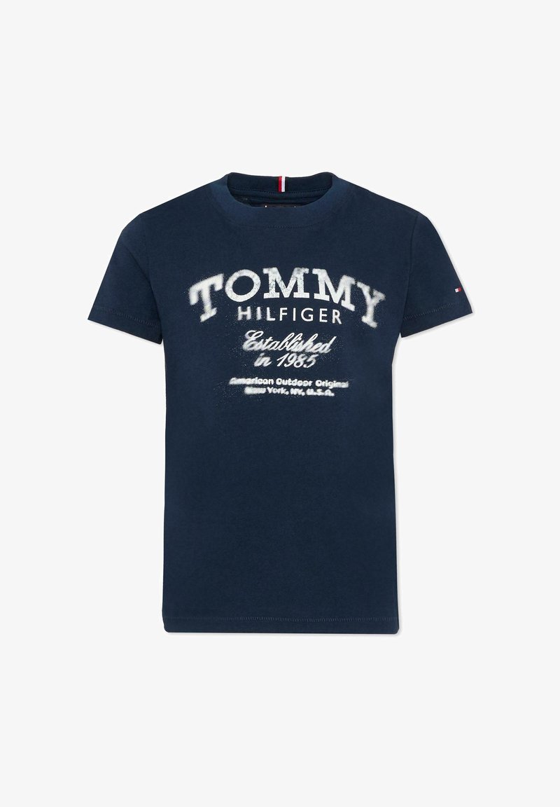 T-shirt bleu marine à manches courtes avec le texte "Tommy Hilfiger Established in 1985" imprimé en blanc sur le devant.