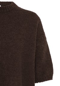 Pull en maille marron foncé avec col montant côtelé et manches trois-quarts vu de face.