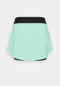 Falda deportiva verde menta con una cinturilla elástica negra, que presenta laterales de malla transpirable y un diseño en capas para facilitar el movimiento.
