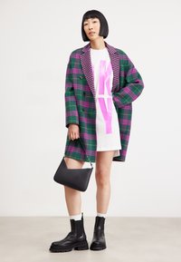 DKNY EXPLODED LOGO TUNIC - Trikotaažkleit - white/shocking pink