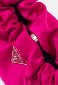 Guess VELINA MINI POUCH różowy