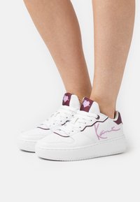 Karl Kani - UP LOGO - Sneaker low - white/pink/red Thumbnail-Bild 1