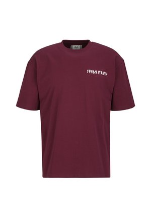 Bordeauxkleurig T-shirt met korte mouwen en ronde hals met witte tekst "19V69 ITALIA" op de linkerborst.