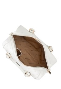 Sac à main en cuir blanc avec des accessoires en métal doré, fermeture éclair et motif floral gravé. L'intérieur présente une doublure beige avec un imprimé logo.