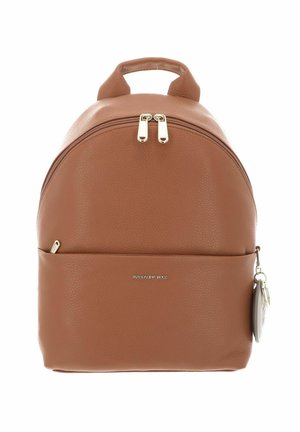 Sac à dos en cuir marron avec double fermeture éclair dorée, poignée supérieure, poche avant et porte-clés rond en accessoire sur le côté.