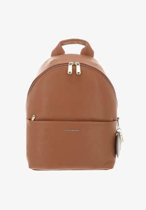 Sac à dos en cuir marron avec double fermeture éclair dorée, poignée supérieure, poche avant et porte-clés rond en accessoire sur le côté.