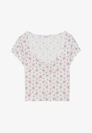 Krátký rukáv, top s V výstřihem, zkrácený, ve světle šedé barvě s květinovým vzorem a růžovými a zelenými akcenty; měkká, lehká tkanina s jemným řasením.