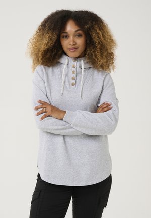Grauer Pullover-Hoodie aus weichem Material, mit hohem Kragen, Holzknöpfen und verstellbaren Kordeln. Lange Ärmel mit gerippten Bündchen.