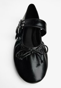 Schwarze Leder-Ballettschuhe mit rundem Zehenbereich, dekorativem Schleifchen, gerafftem Obermaterial und einem verstellbaren Riemen mit silberner Hardware.