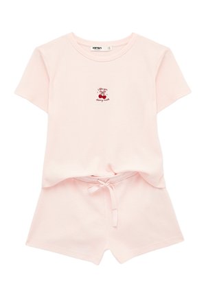 Jasnoróżowy top z krótkim rękawem oraz dopasowane szorty z haftem wiśni i napisem „I like you cherry much” na piersi.