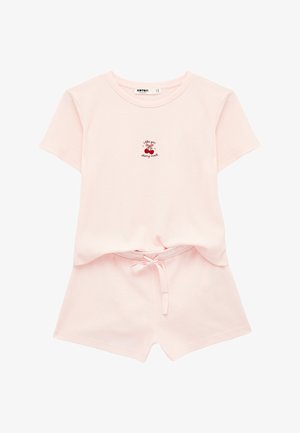 Haut à manches courtes rose clair et short assorti avec broderie de cerises et texte « I like you cherry much » sur la poitrine.